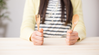 女性の食事のイメージ