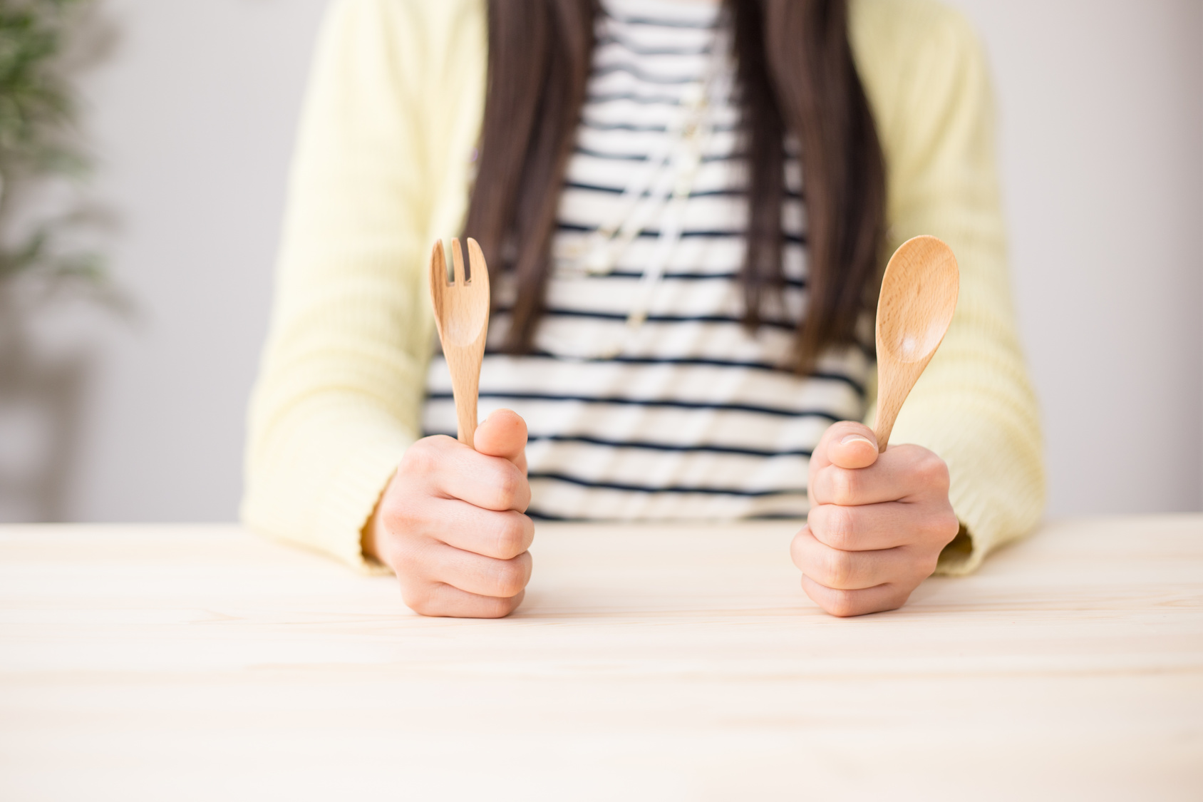 女性の食事のイメージ